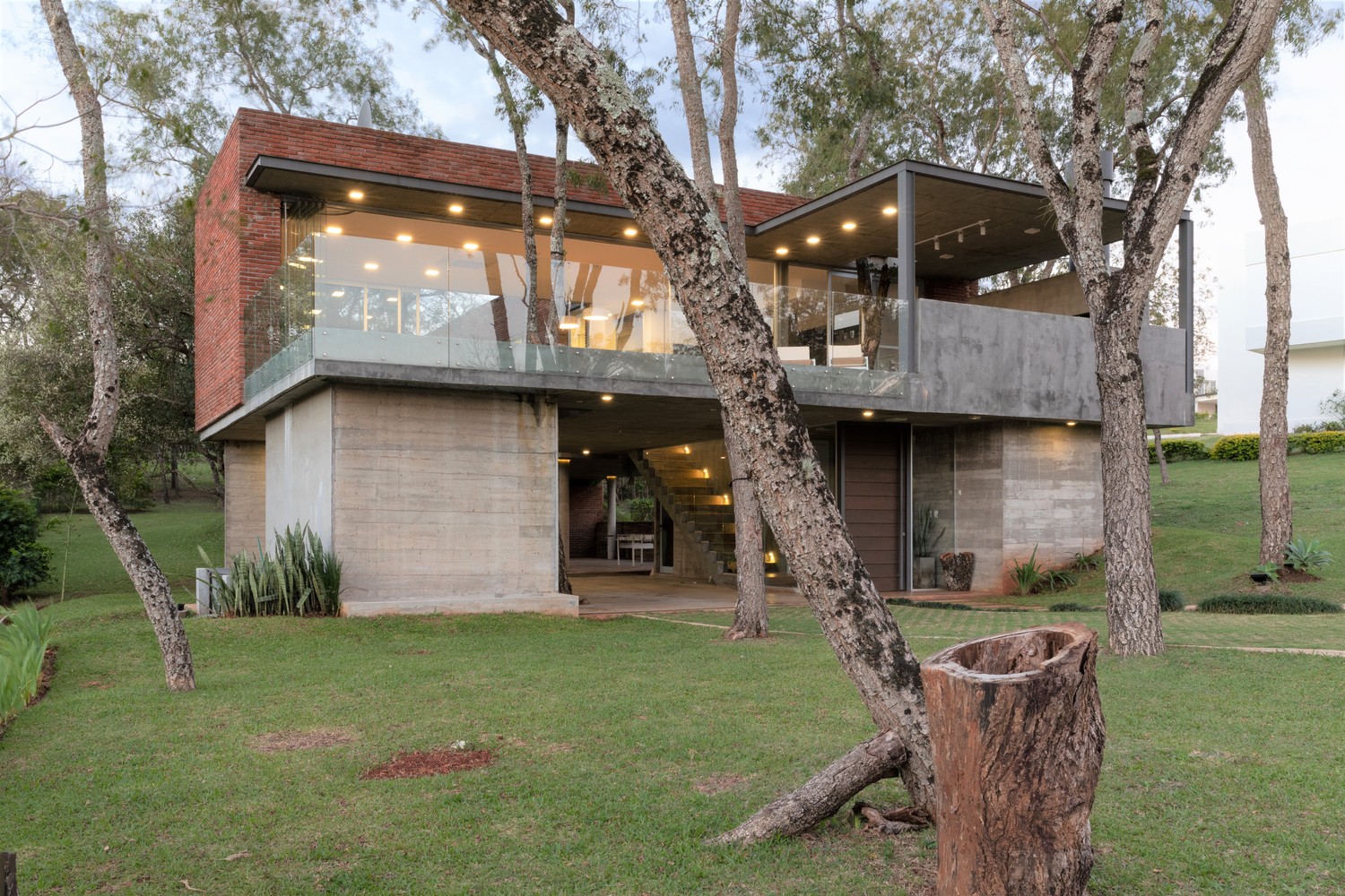 La casa AVJG - Construcciones modernas en Paraguay - Mundo Fachadas
