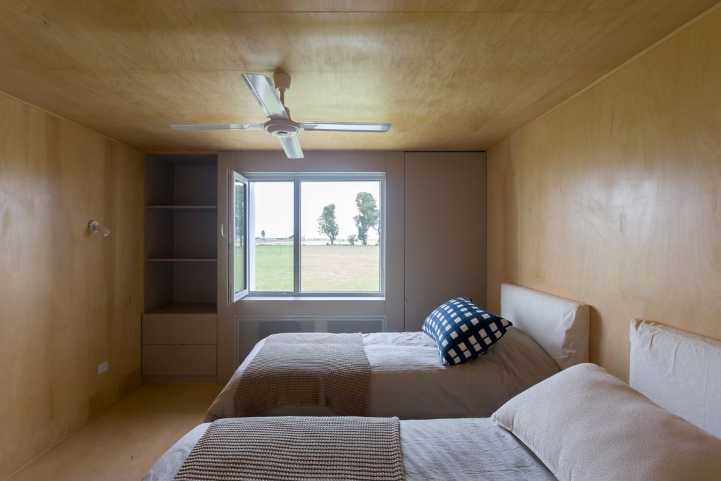 Diseño de dormitorio de madera con dos camas simples